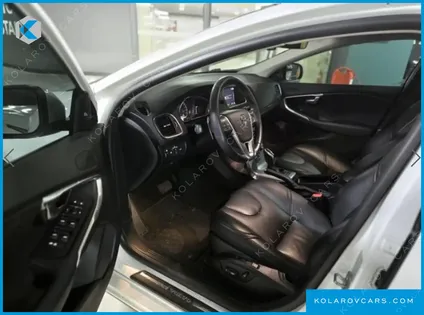 VOLVO V40 D3
