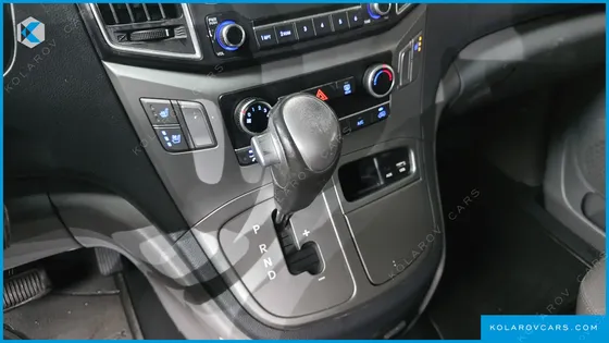 HYUNDAI STAREX VAN 5-SEATER