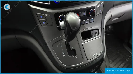 HYUNDAI STAREX VAN 5-SEATER