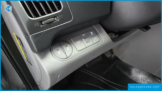 HYUNDAI STAREX VAN 5-SEATER