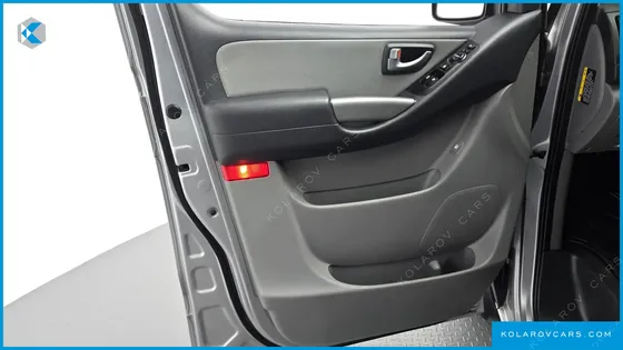 HYUNDAI STAREX VAN 5-SEATER