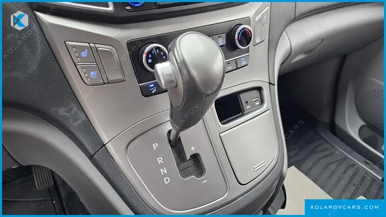 HYUNDAI STAREX VAN 5-SEATER