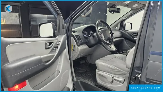 HYUNDAI STAREX VAN 5-SEATER