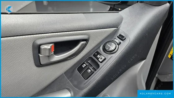 HYUNDAI STAREX VAN 5-SEATER