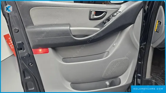 HYUNDAI STAREX VAN 5-SEATER
