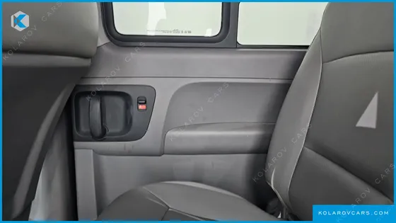 HYUNDAI STAREX VAN 5-SEATER