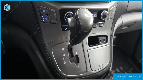 HYUNDAI STAREX VAN 5-SEATER