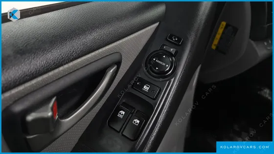 HYUNDAI STAREX VAN 5-SEATER
