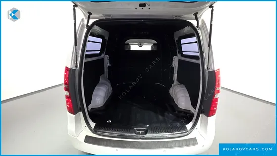 HYUNDAI STAREX VAN 5-SEATER