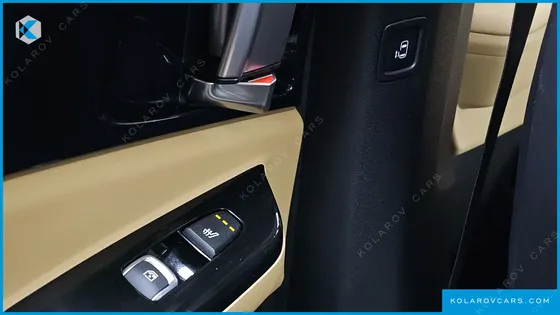 KIA CARNIVAL GASOLINE 9-SEATER SIGNATURE