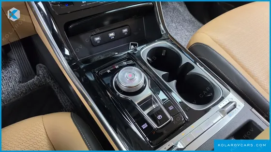 KIA CARNIVAL GASOLINE 7-SEATER OUTDOOR