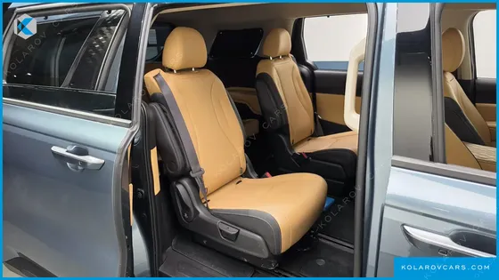 KIA CARNIVAL GASOLINE 7-SEATER OUTDOOR