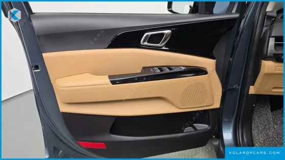 KIA CARNIVAL GASOLINE 7-SEATER OUTDOOR