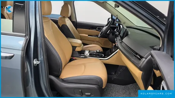 KIA CARNIVAL GASOLINE 7-SEATER OUTDOOR