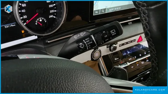 KIA CARNIVAL GASOLINE 7-SEATER OUTDOOR