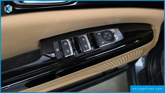 KIA CARNIVAL GASOLINE 7-SEATER OUTDOOR
