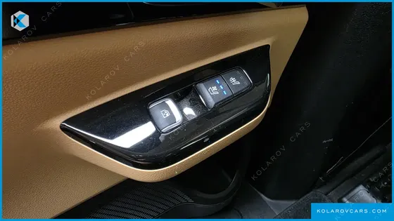 KIA CARNIVAL GASOLINE 7-SEATER OUTDOOR