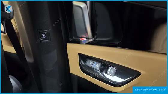 KIA CARNIVAL GASOLINE 7-SEATER OUTDOOR