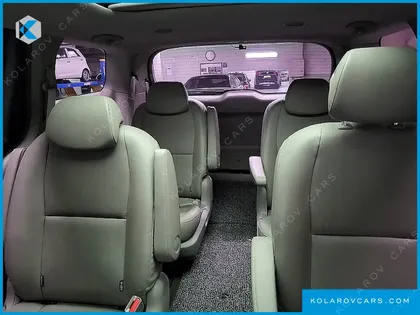 KIA CARNIVAL 9-SEATER LUXURY