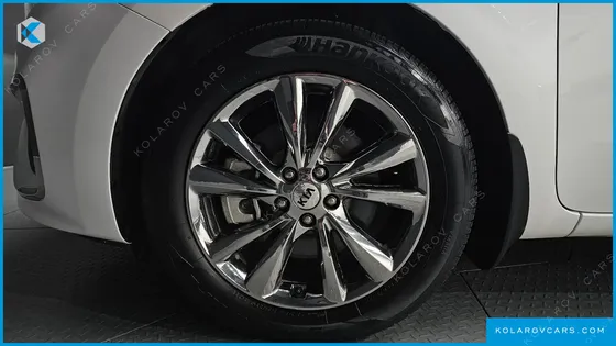 KIA CARNIVAL 9-SEATER PRSTIGE