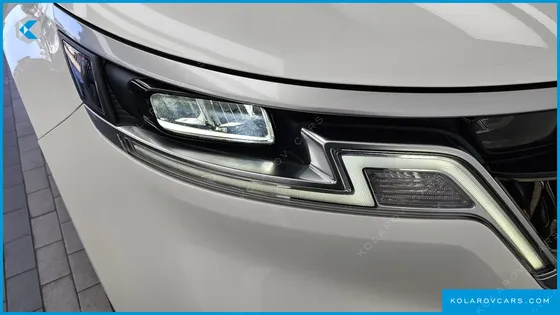 KIA CARNIVAL GASOLINE 9-SEATER PRESTIGE