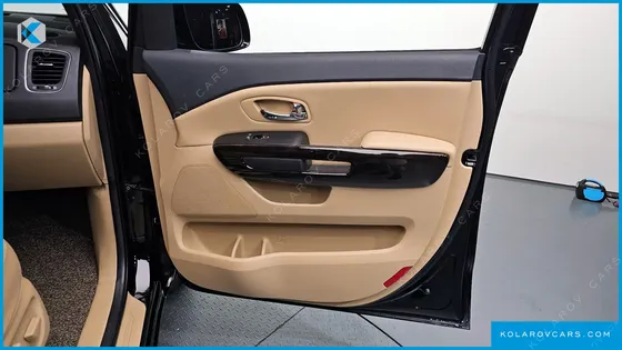 KIA CARNIVAL GASOLINE 7-SEATER LIMOUSINE
