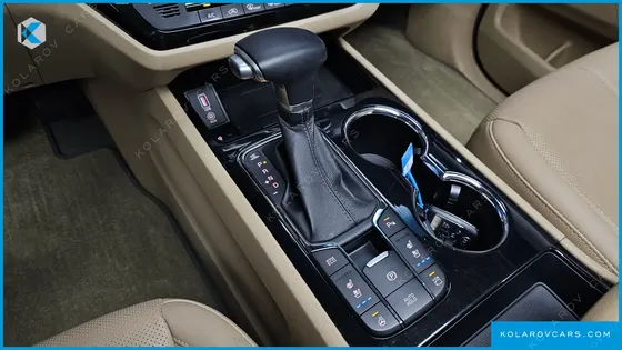KIA CARNIVAL GASOLINE 9-SEATER NOBLESSE SPECIAL
