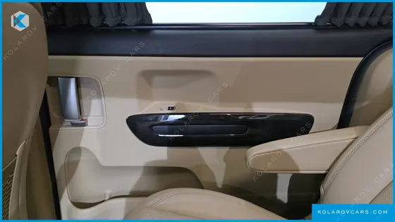 KIA CARNIVAL GASOLINE 9-SEATER HI-LIMOUSINE