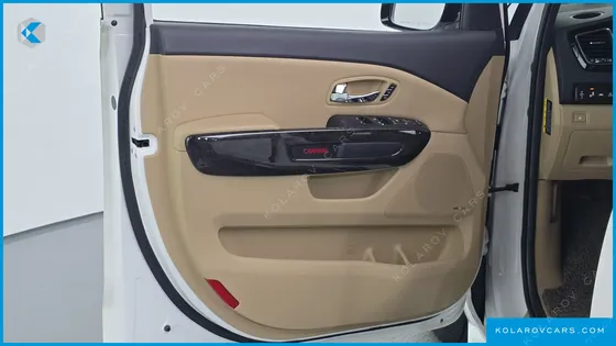 KIA CARNIVAL GASOLINE 7-SEATER HI-LIMOUSINE