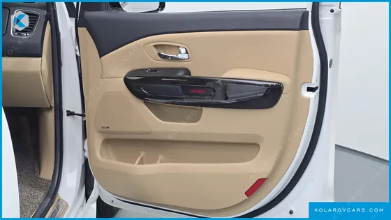 KIA CARNIVAL GASOLINE 7-SEATER HI-LIMOUSINE