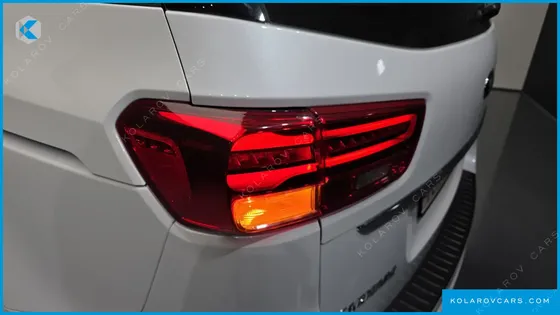 KIA CARNIVAL 9-SEATER LUXURY