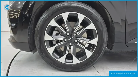 KIA CARNIVAL GASOLINE 7-SEATER OUTDOOR