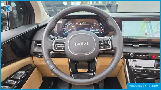 KIA CARNIVAL GASOLINE 7-SEATER OUTDOOR