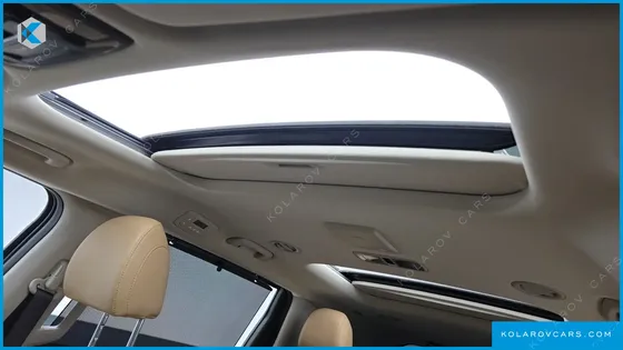KIA CARNIVAL GASOLINE 7-SEATER OUTDOOR