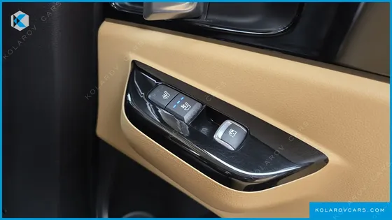 KIA CARNIVAL GASOLINE 7-SEATER OUTDOOR