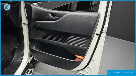 HYUNDAI STARIA LOUNGE 7-SEATER