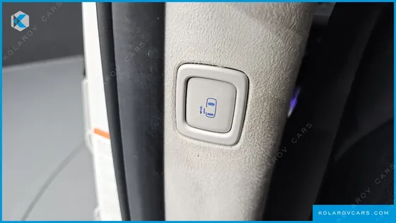 HYUNDAI STARIA LOUNGE 7-SEATER