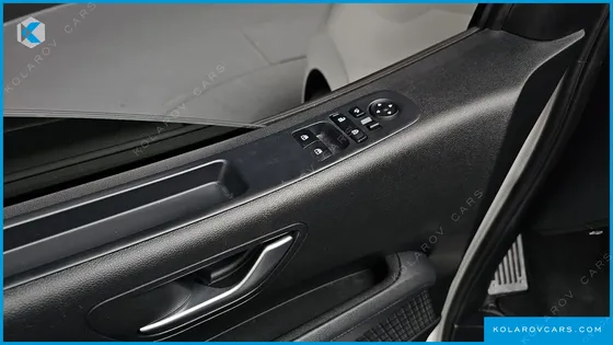 HYUNDAI STARIA LOUNGE 7-SEATER