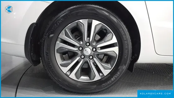 KIA CARNIVAL 9-SEATER LUXURY