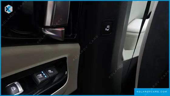 KIA CARNIVAL GASOLINE 7-SEATER SIGNATURE