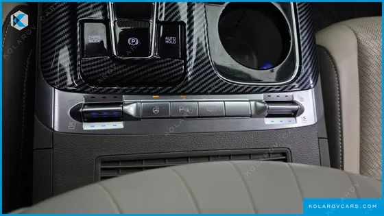 KIA CARNIVAL GASOLINE 7-SEATER HI-LIMOUSINE