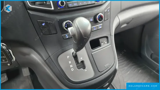 HYUNDAI STAREX 5-SEATER VAN