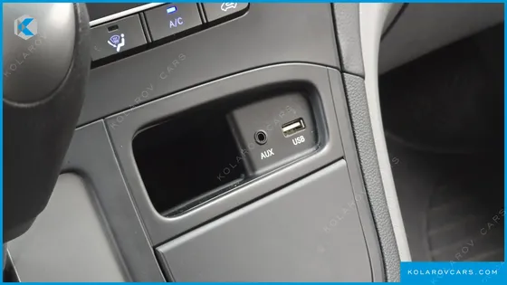 HYUNDAI STAREX 5-SEATER VAN