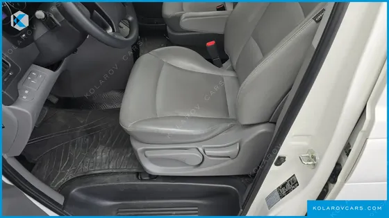 HYUNDAI STAREX 5-SEATER VAN