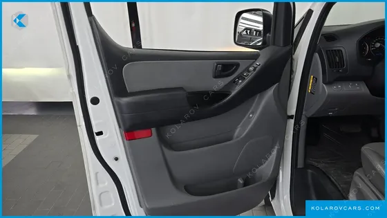 HYUNDAI STAREX 5-SEATER VAN