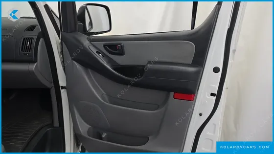HYUNDAI STAREX 5-SEATER VAN