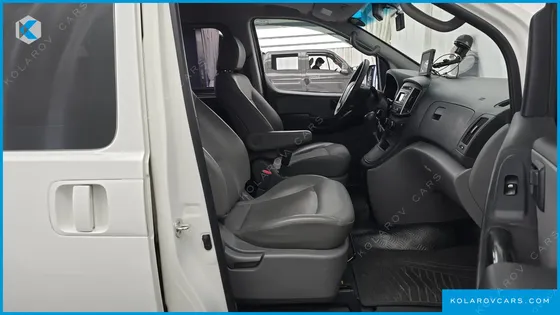 HYUNDAI STAREX 5-SEATER VAN