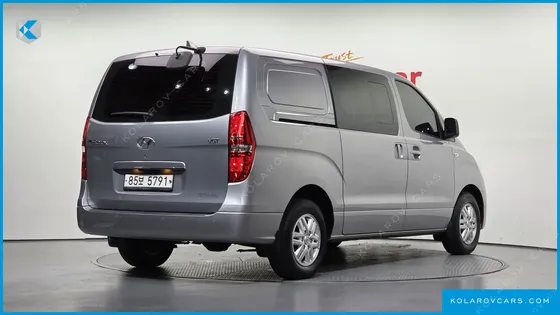 HYUNDAI STAREX 5-SEATER VAN