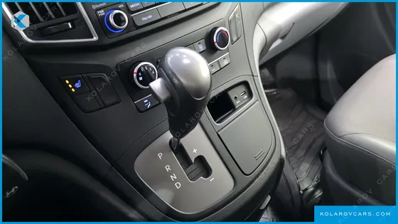 HYUNDAI STAREX 5-SEATER VAN