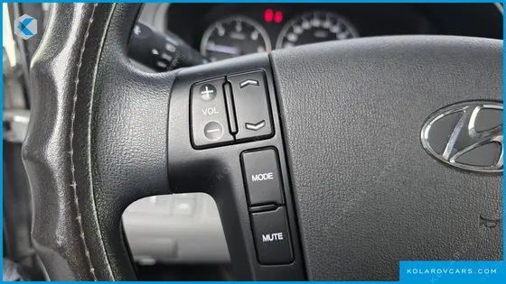 HYUNDAI STAREX 5-SEATER VAN